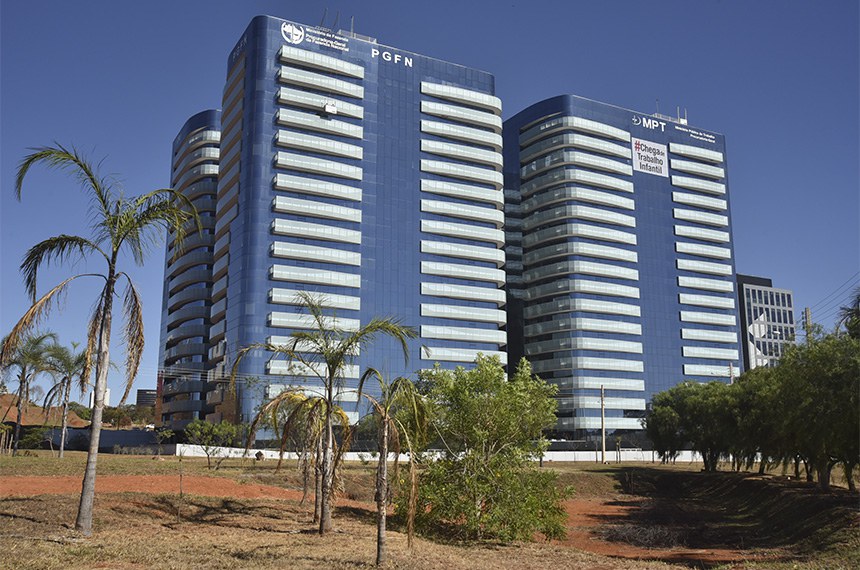 O Ministério Público do Trabalho (MPT) é o ramo do MPU que tem como atribuição fiscalizar o cumprimento da legislação trabalhista quando houver interesse público, procurando regularizar e mediar as relações entre empregados e empregadores.