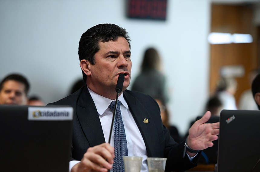 Em pronunciamento, à bancada, senador Sergio Moro (União-PR).