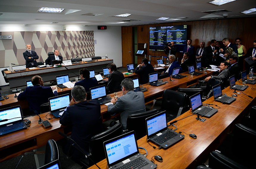 Mesa: 
presidente eventual da CCJ, senador Omar Aziz (PSD-AM).