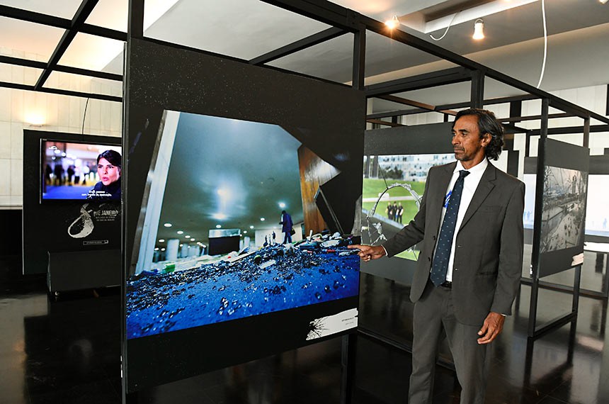 A exposição conta com 50 registros fotográficos de 21 profissionais do Senado e da mídia externa. Em destaque, imagens do fotógrafo da Agência Senado, Jefferson Rudy.