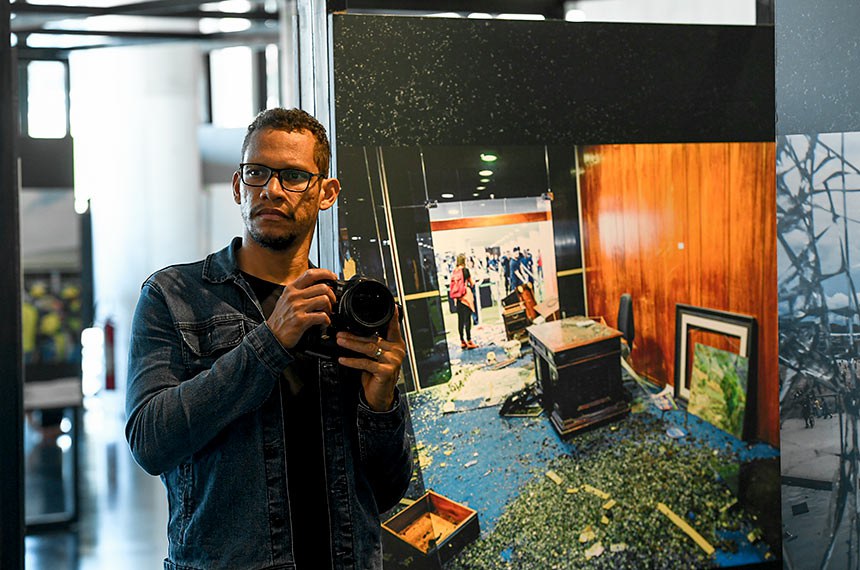 Na imagem, autor da fotografia em destaque, fotógrafo da Agência Senado, Pedro França.