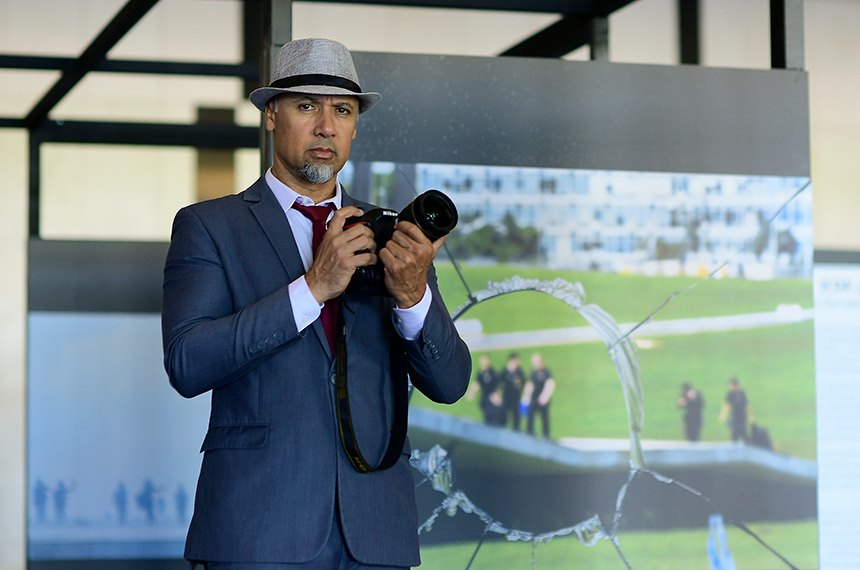 Edilson Rodrigues, da Agência Senado, e uma de suas fotos selecionadas para a exposição - Foto: Pedro França/Agência Senado