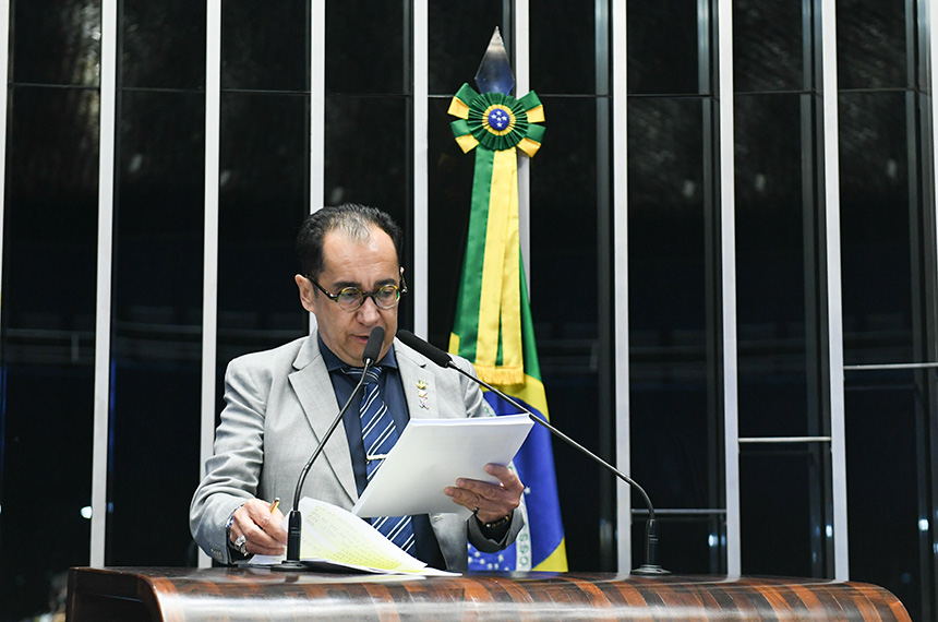 Jorge Kajuru (na tribuna, na sessão desta terça) foi o relator da matéria - Foto: Marcos Oliveira/Agência Senado