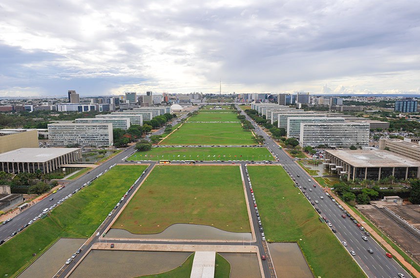 Um dos maiores pontos turísticos de Brasília a Esplanada dos Ministérios está localizada no eixo monumental, via que corta o Plano Piloto no sentido leste-oeste, entre os edifícios dos ministérios, que foram projetados pelo arquiteto Oscar Niemeyer. A esplanada é formada por um conjunto de 17 edifícios distribuídos harmoniosamente e com uma regularidade arquitetônica singular. Os edifícios, que ficam em lados opostos no Eixo Monumental, são separados por um grande gramado, onde acontecem shows e eventos, geralmente abertos à população.