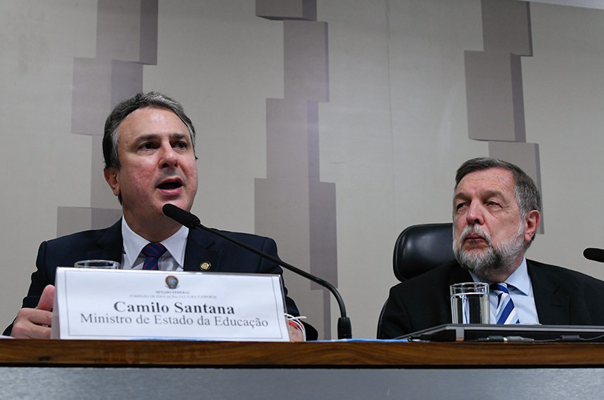 Mesa: 
ministro de Estado da Educação, Camilo Santana - em pronunciamento; 
presidente da CE, senador Flávio Arns (PSB-PR).