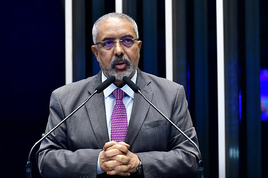 Em discurso à tribuna, senador Paulo Paim (PT-RS).