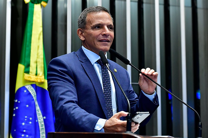 À tribuna, em discurso, senador Marcio Bittar (União-AC).