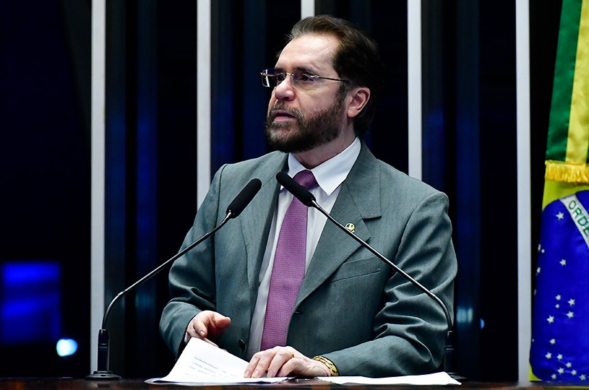 Em discurso, à tribuna, senador Plínio Valério (PSDB-AM).