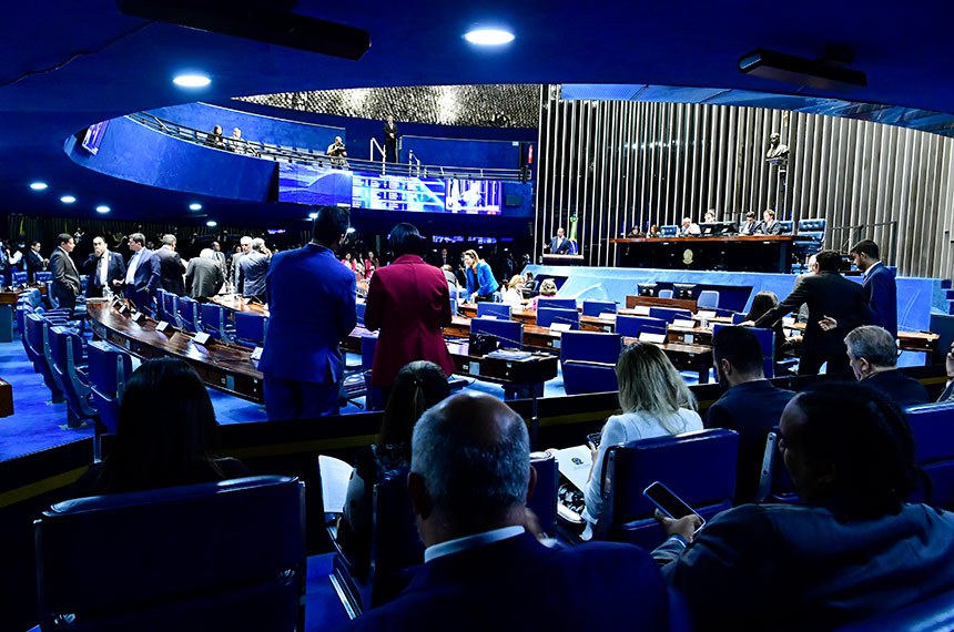 Parlamentares acompanham a sessão.