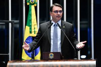 Flávio Bolsonaro critica operação de busca e apreensão contra ex-presidente