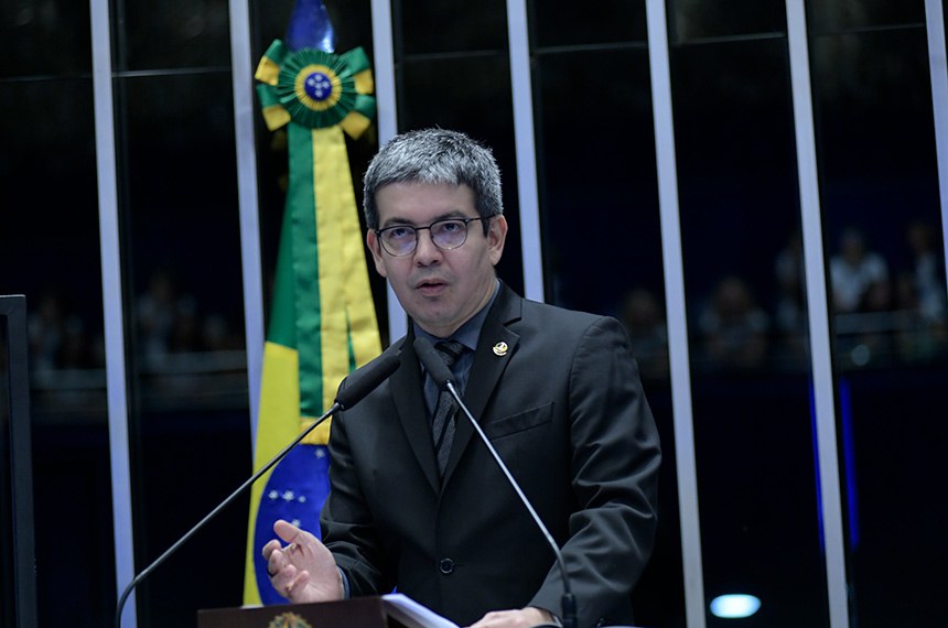 Em discurso, à tribuna, líder do governo no Congresso Nacional, senador Randolfe Rodrigues (Rede-AP).