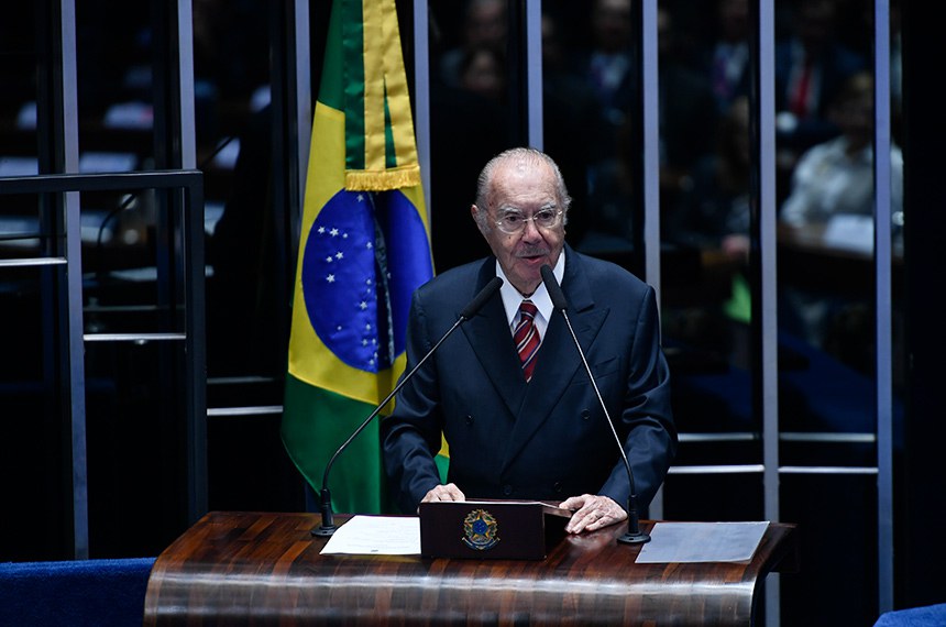 Em discurso, à tribuna, ex-presidente da República Federativa do Brasil, José Sarney.
