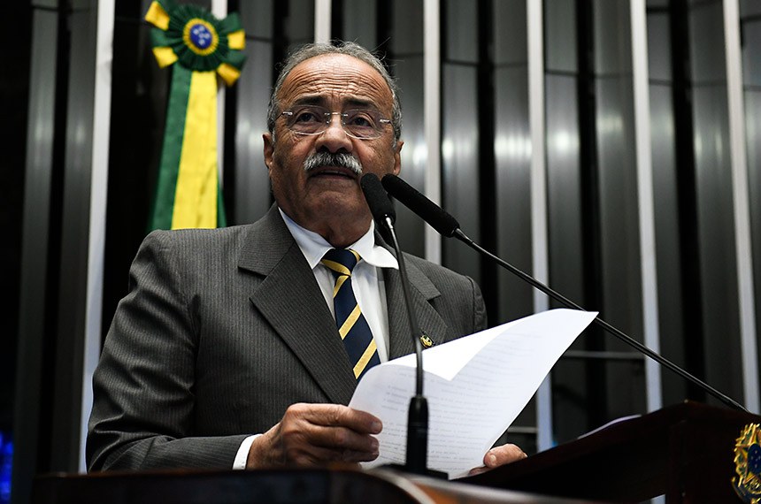 À tribuna, em discurso, senador Chico Rodrigues (PSB-RR). 