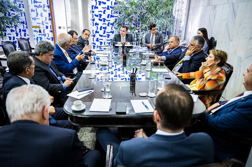 Participam:
presidente do Senado Federal, senador Rodrigo Pacheco (PSD-MG);
secretário-geral da Mesa do Senado Federal, Gustavo A. Sabóia Vieira;
senador Izalci Lucas (PSDB-DF); 
senador Eduardo Girão (Novo-CE); 
senador Rogerio Marinho (PL-RN); 
senador Jorge Seif (PL-SC); 
senador Otto Alencar (PSD-BA); 
senador Mecias de Jesus (Republicanos-RR); 
senador Efraim Filho (União-PB); 
senador Oriovisto Guimarães (Podemos-PR); 
senador Eduardo Braga (MDB-AM).