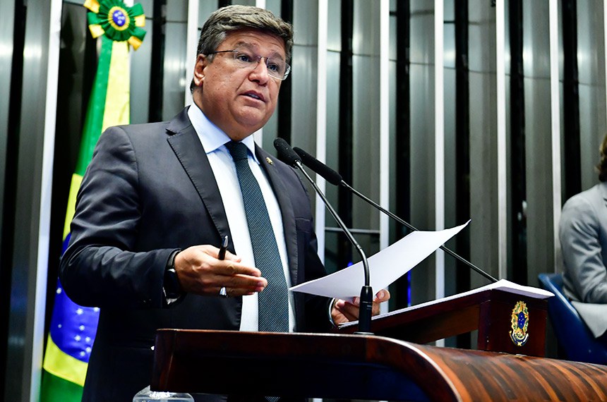 À tribuna, em discurso, senador Carlos Viana (Podemos-MG). 