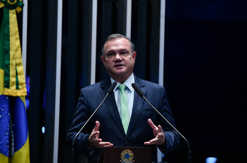 À tribuna, em discurso, senador Wellington Fagundes (PL-MT). 