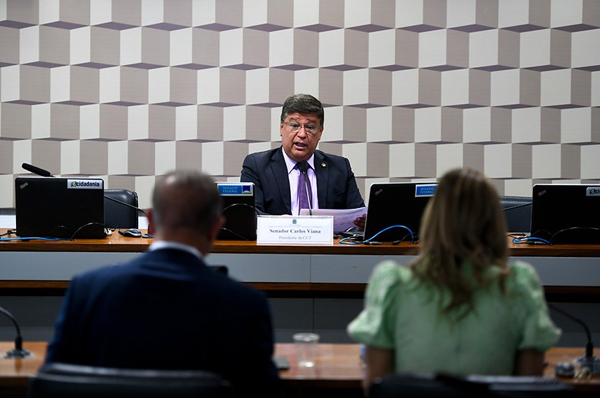 À mesa, presidente da CCT, senador Carlos Viana (Podemos-MG), conduz reunião.