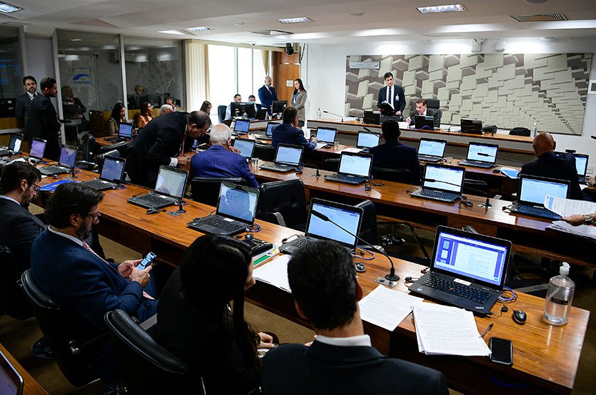 À mesa, presidente da CAE, senador Vanderlan Cardoso (PSD-GO), conduz reunião.