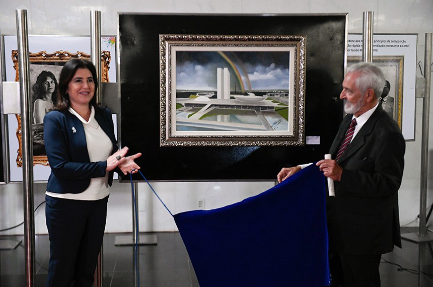À ministra do Planejamento e Orçamento, Simone Tebet, descerra o quadro do artista Urbano Villela.