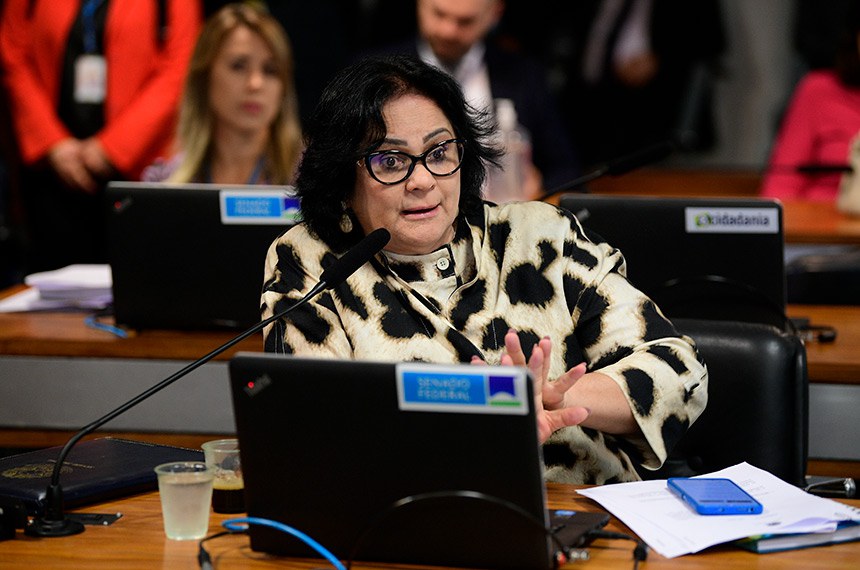 À bancada, em pronunciamento, senadora Damares Alves (Republicanos-DF).