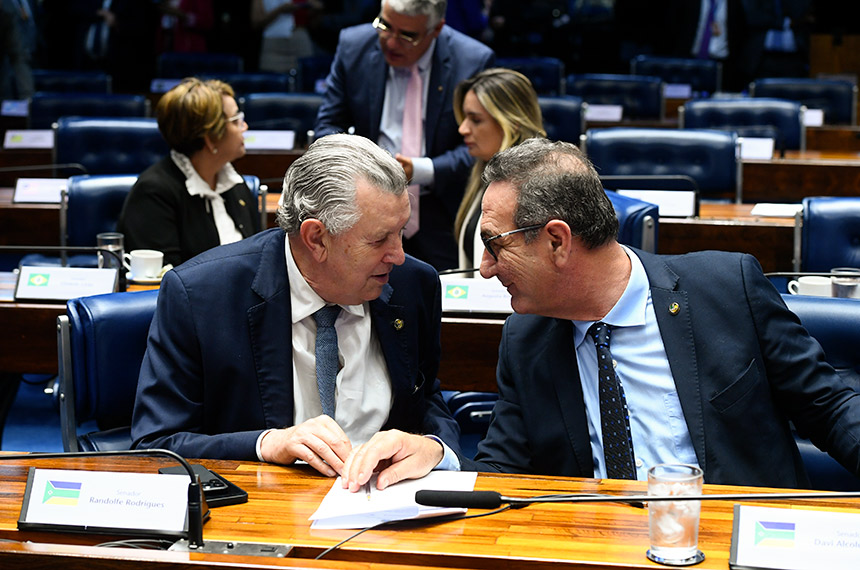 O autor da proposta, Luis Carlos Heinze, com Lucas Barreto na sessão de votação do texto - Foto: Marcos Oliveira/Agência Senado