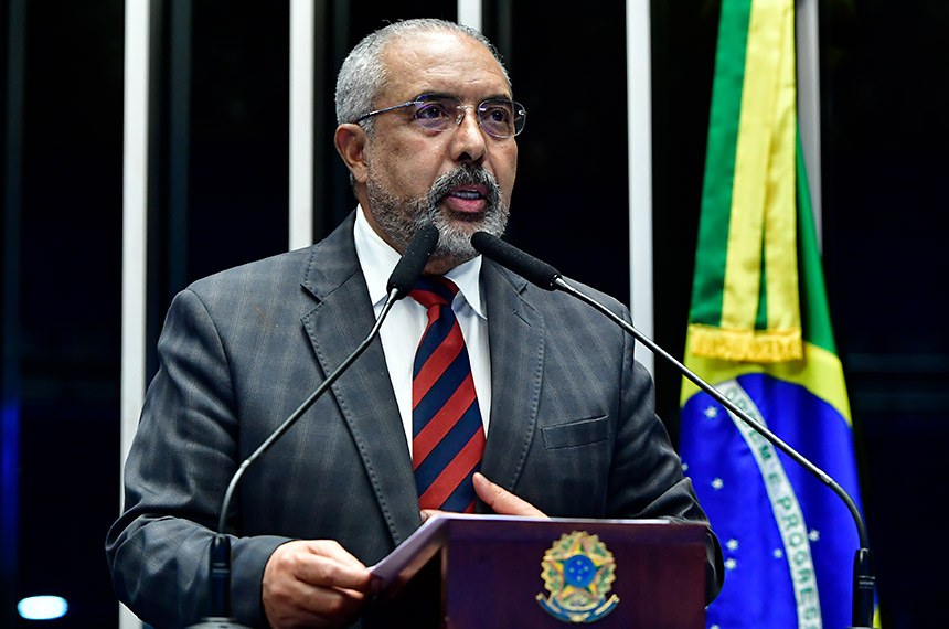 Em discurso, à tribua, senador Paulo Paim (PT-RS).