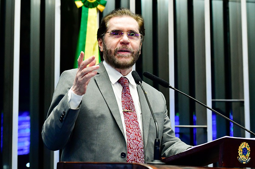 Em pronunciamento à tribuna, senador Plínio Valério (PSDB-AM).