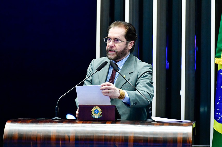 Em pronunciaemnto, à tribuna, senador Plínio Valério (PSDB-AM).