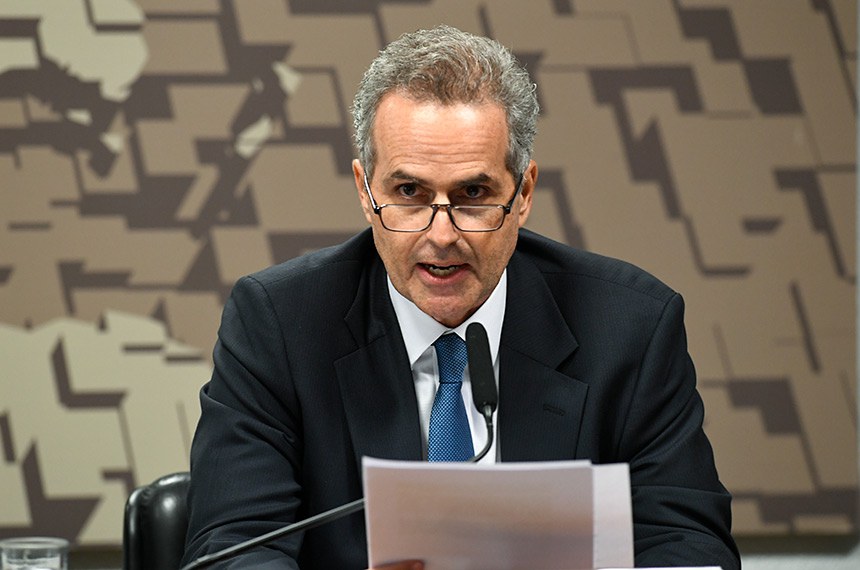 À mesa, indicado para delegado na Organização de Aviação Civil Internacional, em Montreal, Canadá, Michel Arslanian Neto - em pronunciamento.