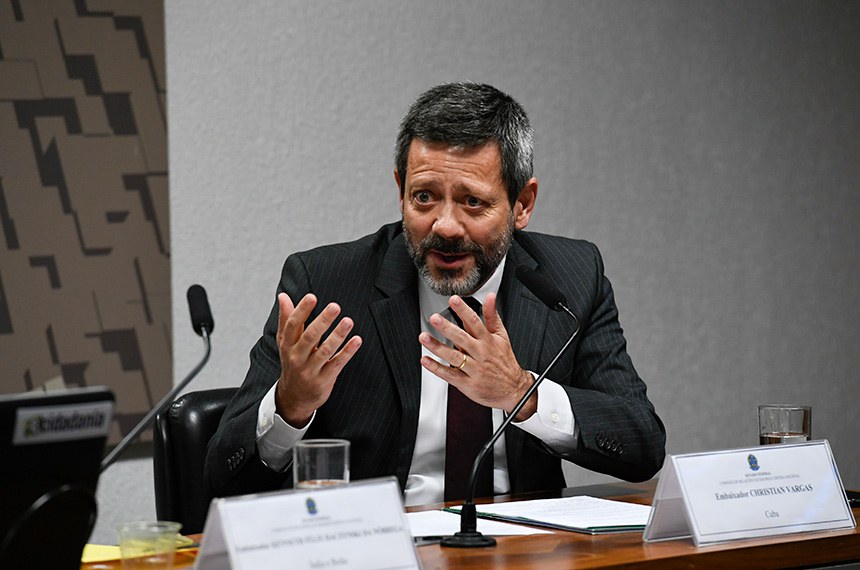 Em pronunciamento, à mesa, indicado para exercer o cargo de embaixador do Brasil na República de Cuba, Christian Vargas.