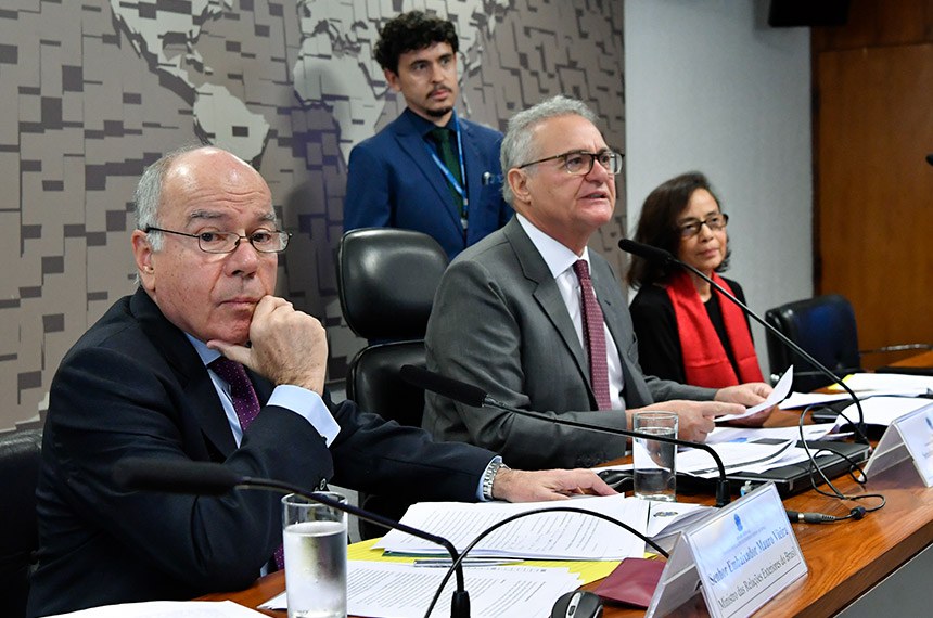 Mesa:
ministro das Relações Exteriores do Brasil, embaixador Mauro Vieira;  
presidente da CRE, senador Renan Calheiros (MDB-AL);
secretária-geral das Relações Exteriores, embaixadora Maria Laura da Rocha.