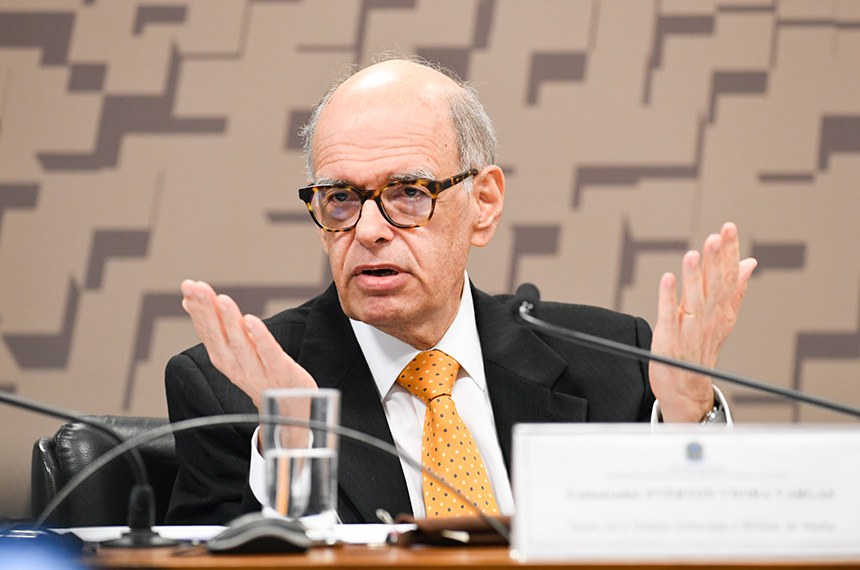 À mesa, em pronunciamento, indicado para exercer o cargo de Embaixador do Brasil junto à Santa Sé e cumulativamente, junto à Ordem Soberana e Militar de Malta, Everton Vieira Vargas.