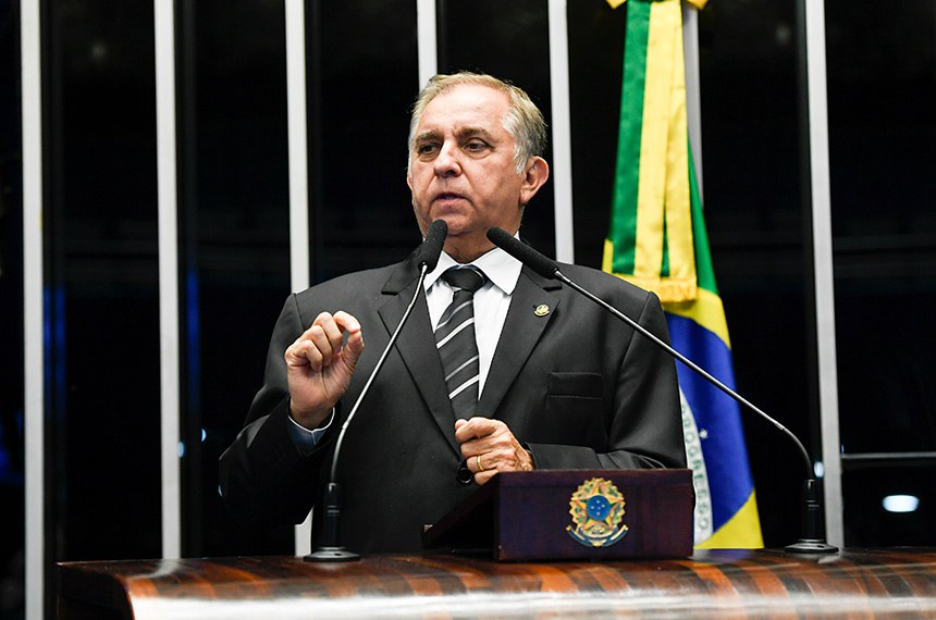À tribuna, em discurso, senador Izalci Lucas (PSDB-DF). 