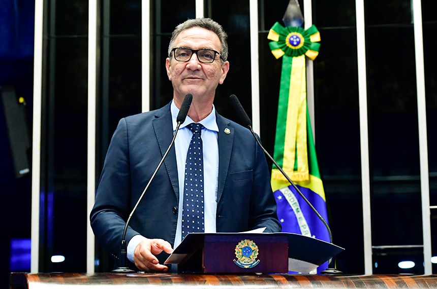 À tribuna, em discurso, senador Lucas Barreto (PSD-AP). 
