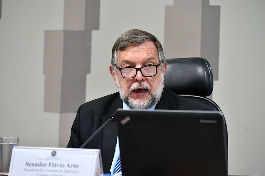 Mesa: 
presidente da CE, senador Flávio Arns (PSB-PR). 