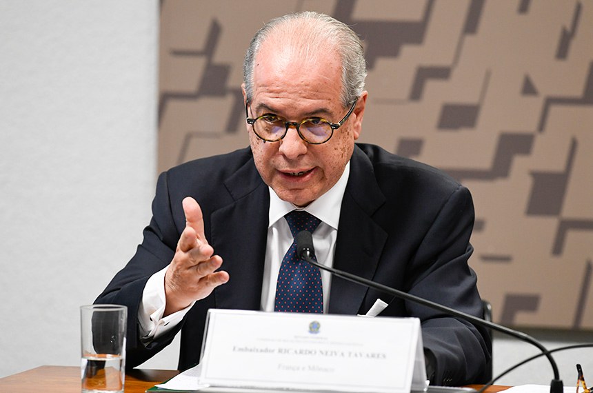 À mesa, em pronunciamento, indicado para exercer o cargo de Embaixador do Brasil na República Francesa e no Principado de Mônaco, Ricardo Neiva Tavares.