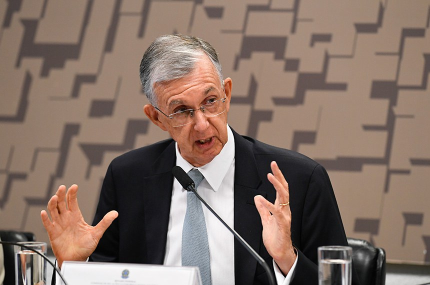 Em pronunciamento, à mesa, representante junto às Nações Unidas, embaixador Sérgio França Danese.