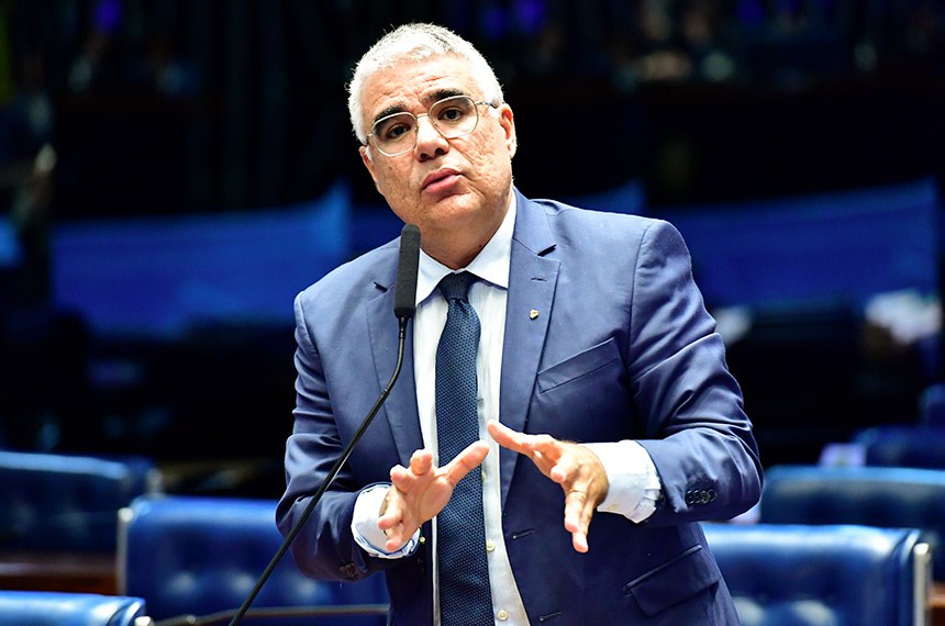 Em pronunciamento, à bancada, senador Eduardo Girão (Novo-CE).