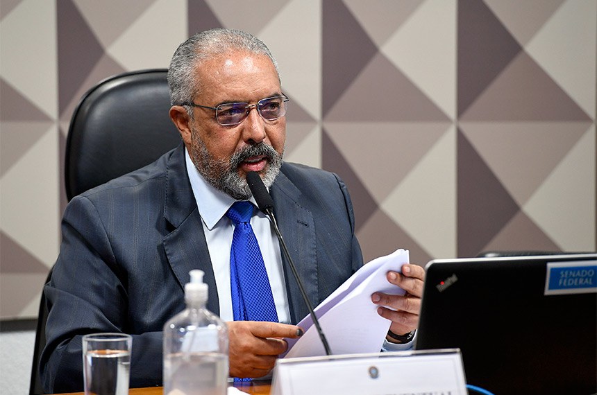 À mesa, vice-presidente da CMMIR, senador Paulo Paim (PT-RS).