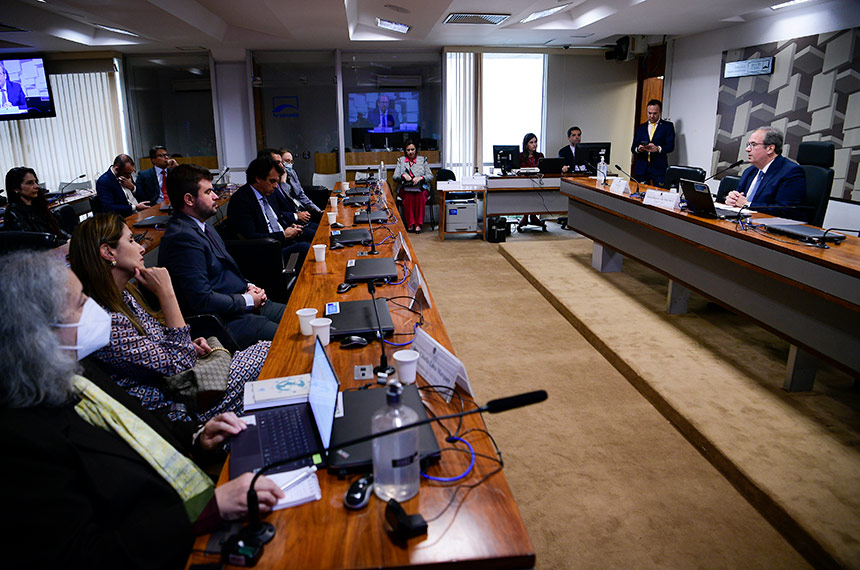 Uma das reuniões da comissão de juristas, que trabalhou no Senado na elaboração de uma proposta de legislação - Foto: Pedro França/Agência Senado