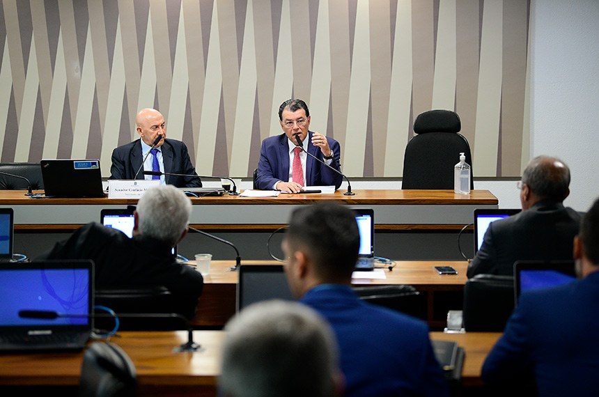 Mesa:
presidente da CI, senador Confúcio Moura (MDB-RO), conduz reunião;
relator do PL 180/2020, senador Eduardo Braga (MDB-AM).
