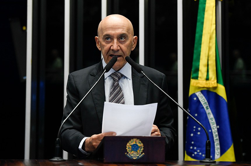 Em discurso, à tribuna, senador Confúcio Moura (MDB-RO).
