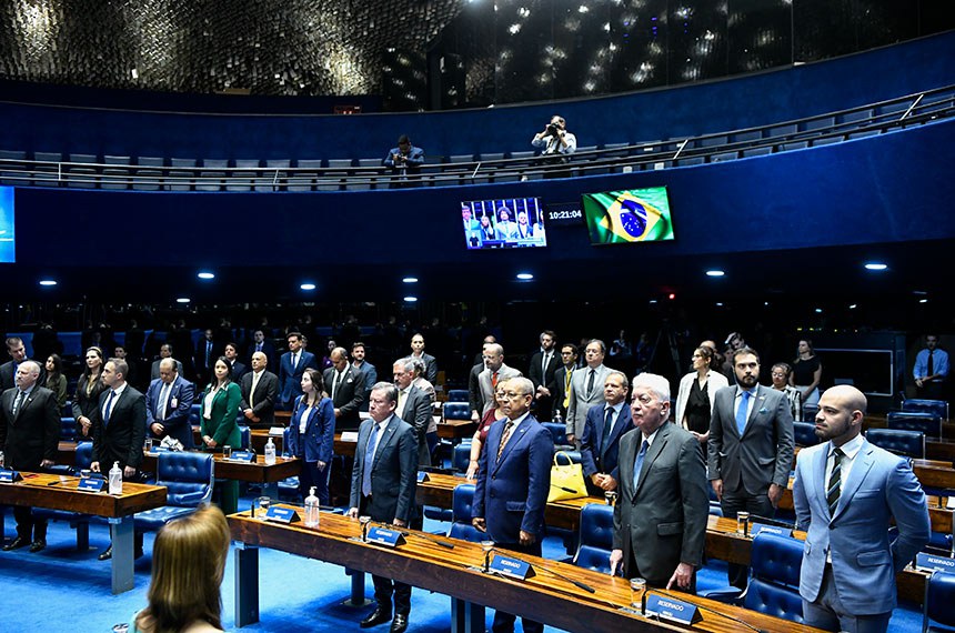 Em posição de respeito, parlamentares e convidados acompanham execução do Hino Nacional.
