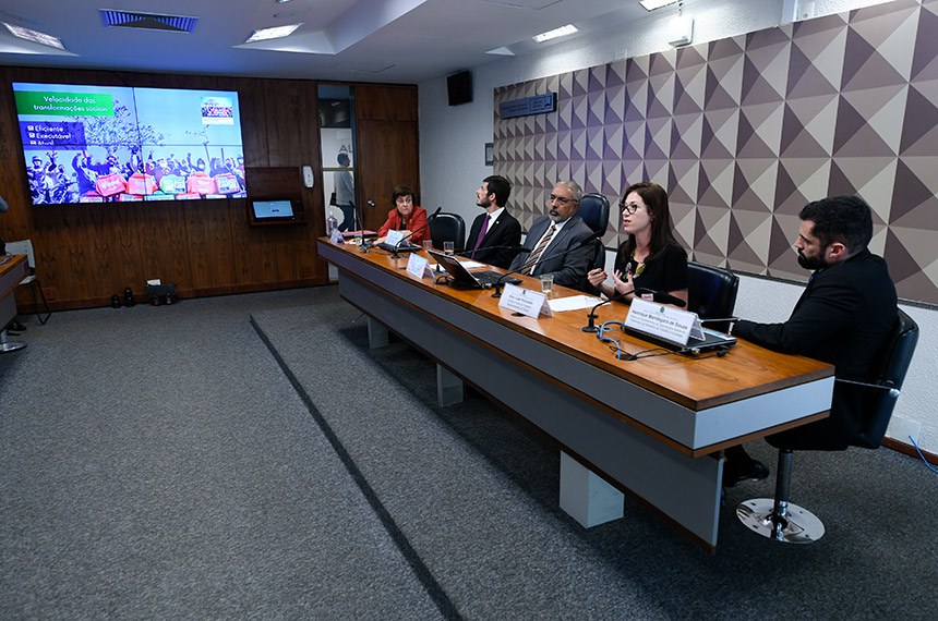 Mesa:
ministra do Tribunal Superior do Trabalho (TST), Delaíde Alves Miranda Arantes, em pronunciamento;
procurador do Trabalho - representante Plataforma e Teletrabalho, e vice-coordenador Nacional da Coordenadoria Nacional de Combate às Fraudes nas Relações de Trabalho (Conafret), Renan Bernardi Kalil;
presidente da CDH, senador Paulo Paim (PT-RS), em pronunciamento;
auditora fiscal do Trabalho e representante do Sindicato Nacional dos Auditores Fiscais do Trabalho (Sinait), Ana Luiza Horcades, em pronunciamento;
diretor do Departamento de Segurança e Saúde do Trabalhador do Ministério do Trabalho e Emprego, Henrique Mandagará de Souza.
