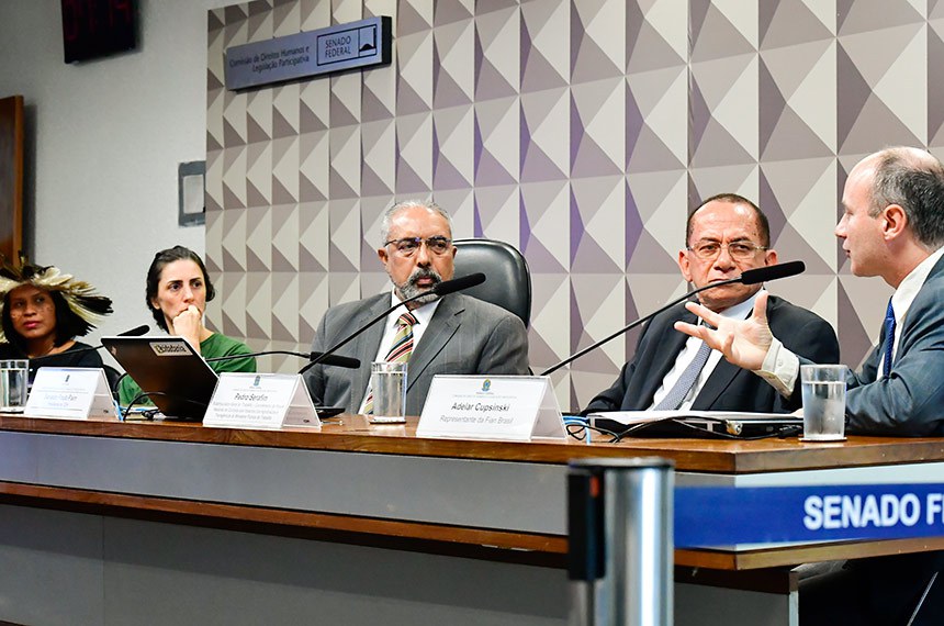 Mesa:
Do povo Guarani Kaiowá, professora e líder da comunidade Guyraroká na TI, Estado do Mato Grosso do Sul, Erileide Domingues;
coordenadora da Campanha de Agricultura do Greenpeace Brasil, Juliana Acosta Santorum;
presidente da CDH, senador Paulo Paim (PT-RS);
subprocurador-geral do Trabalho - coordenador do Fórum Nacional de Combate aos Impactos dos Agrotóxicos e Transgênicos do Ministério Público do Trabalho, Pedro Luiz Gonçalves Serafim da Silva;
representante da Fian Brasil, Adelar Cupsinski.