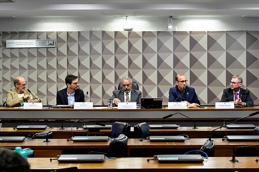 Mesa:
presidente do Instituto Brasil Orgânicos, Rogério Dias;
assessor de Meio Ambiente da Confederação Nacional dos Trabalhadores na Agricultura(Contag), Raul Zoche;
presidente da CDH, senador Paulo Paim (PT-RS);
diretor-executivo do Sindicato Nacional das Empresas de Aviação Agrícola (Sindag), Gabriel Colle - em pronunciamento;
procurador do Trabalho e membro do Fórum Nacional de Combate aos Impactos dos Agrotóxicos e Transgênicos do Ministério Público do Trabalho, Leomar Daroncho.