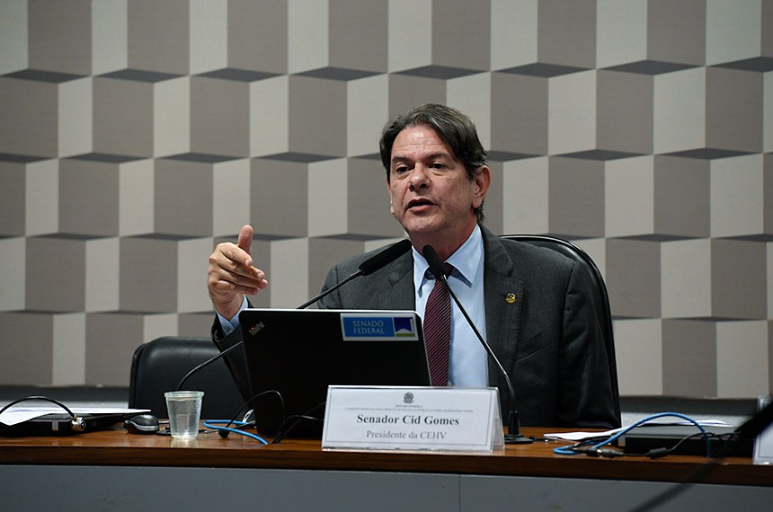 À mesa, em pronunciamento, presidente da CEHV, senador Cid Gomes (PDT-CE).