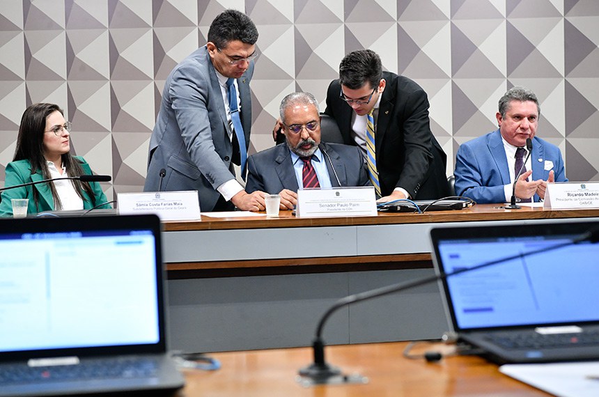 Em pronunciamento, à mesa, presidente da Comissão de Saúde da Ordem dos Advogados do Estado do Ceará (OAB/CE), Ricardo Madeiro.