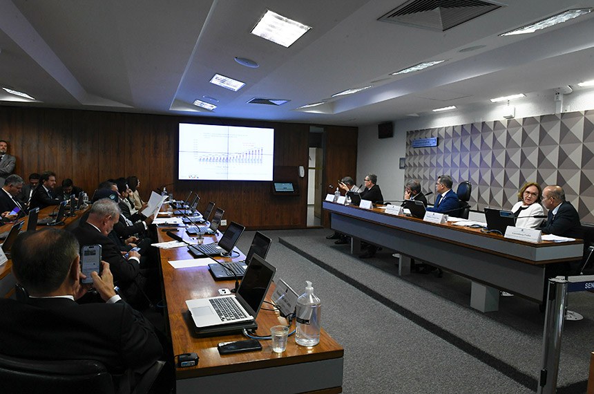 Mesa:
secretário-geral da Associação Médica Brasileira, Antônio José Gonçalves; 
coordenador-geral de Expansão e Gestão da Educação em Saúde (MEC), Pedro Luiz Rosalen;
secretário de Atenção Primária à Saúde do Ministério da Saúde, Nésio Fernandes;
presidente da CMMPV 1165/2023, deputado Dorinaldo Malafaia (PDT-AP);
relatora da CMMPV 1165/2023, senadora Zenaide Maia (PSD-RN);
secretário-geral da Associação Médica Brasileira, Antônio José Gonçalves; presidente da Federação Nacional dos Médicos, Gutemberg Fialho.