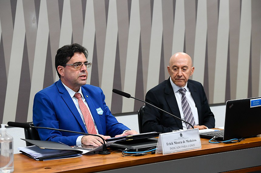 Mesa:
indicado para o cargo de diretor de Infraestrutura Aquaviária do Departamento Nacional de Infraestrutura de Transportes (Dnit), Erick Moura de Medeiros;
presidente da CI, senador Confúcio Moura (MDB-RO), conduz reunião.